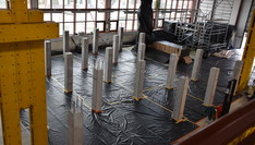 Widok ustawionych słupów na planie hali laboratoryjnej