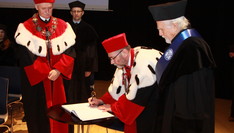 Podpisy na dyplomie dla prof Stanisława Kusia