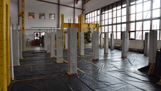 Widok ustawionych słupów na planie hali laboratoryjnej